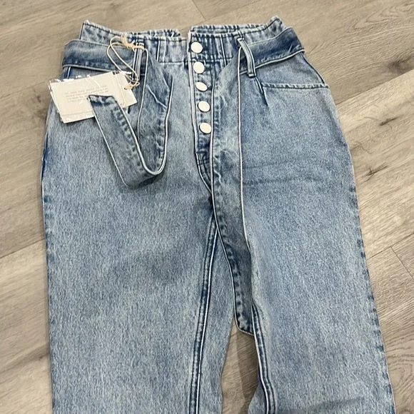 GRLFRND Blue Jeans Daphne High Rise Size 26 Belt Stonewash Light Distressed - Picture 5 of 7